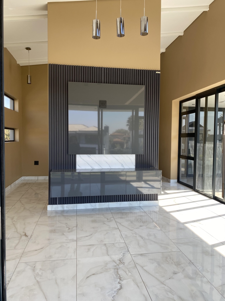 5 Bedroom Property for Sale in The Islands Estates North West